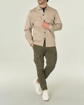 Overshirt color sabbia in cotone stretch con tasconi sul petto